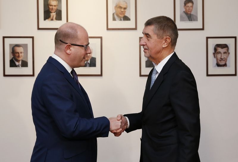Setkáním současného premiéra Andreje Babiše s končícím předsedou vlády Bohuslavem Sobotkou na Úřadu vlády na snímku z 13. 12. 2017