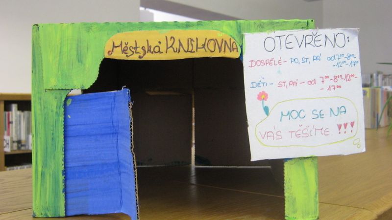 maketa knihovny vyrobená dětskými čtenáři