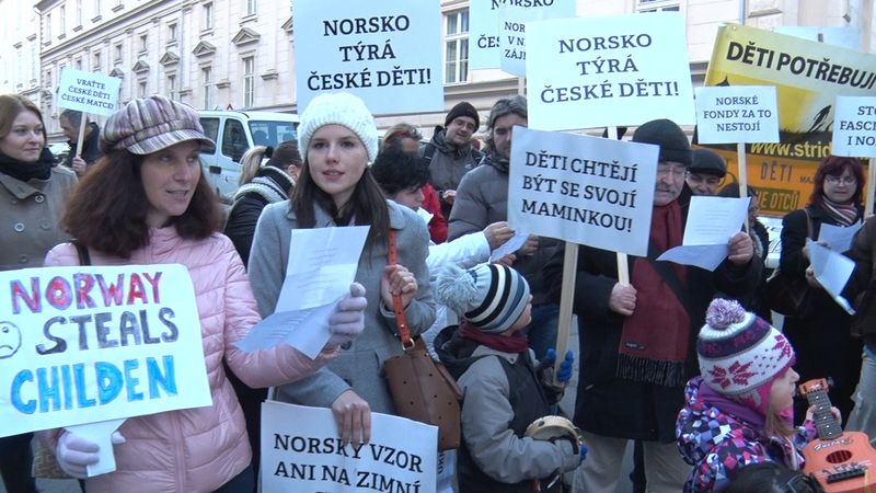 Lidé v centru Prahy podpořili matku dvou zadržených dětí v Norsku