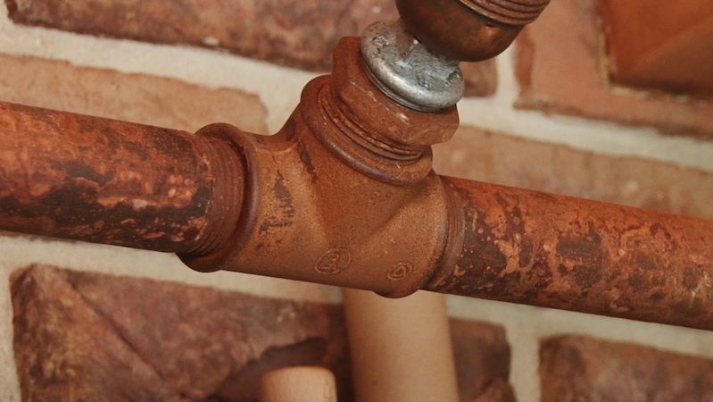 Ve vodovodním řadu v Holubicích u Prahy byl nebezpečný xylen a ethylbenzen