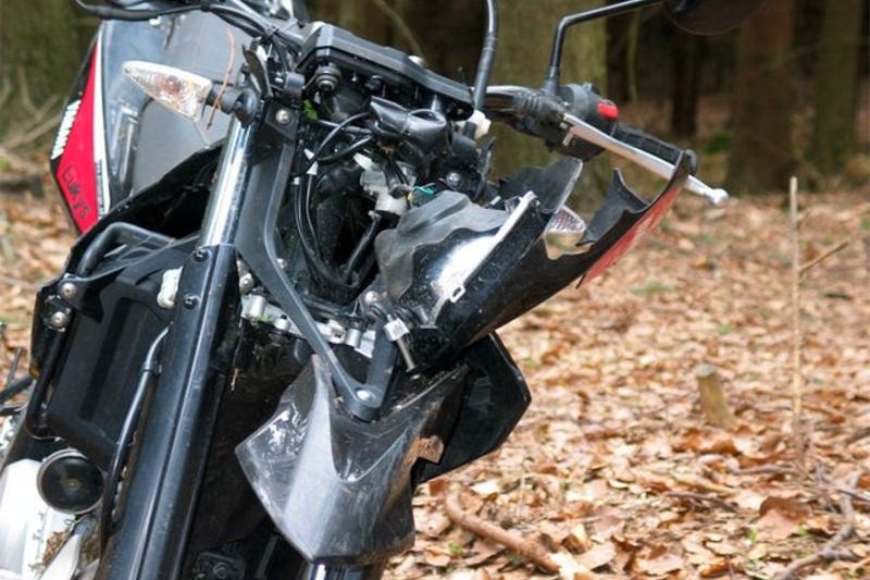 Motocyklista, který v noci ze soboty na neděli převážel na Tachovsku na svém motocyklu bednu s prázdnými lahvemi od piva, nezvládl řízení.