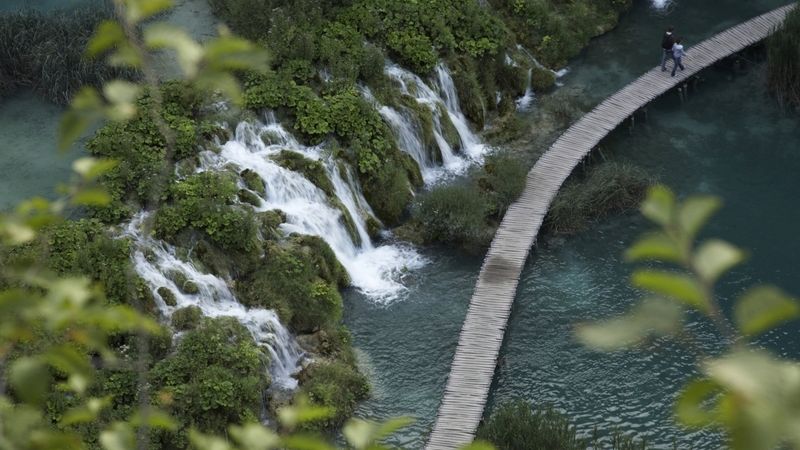 Chorvatský park Plitvická jezera je propojen dřevěnými mosty, díky kterým mohou návštěvnící obdivovat vodopády zblízka.
