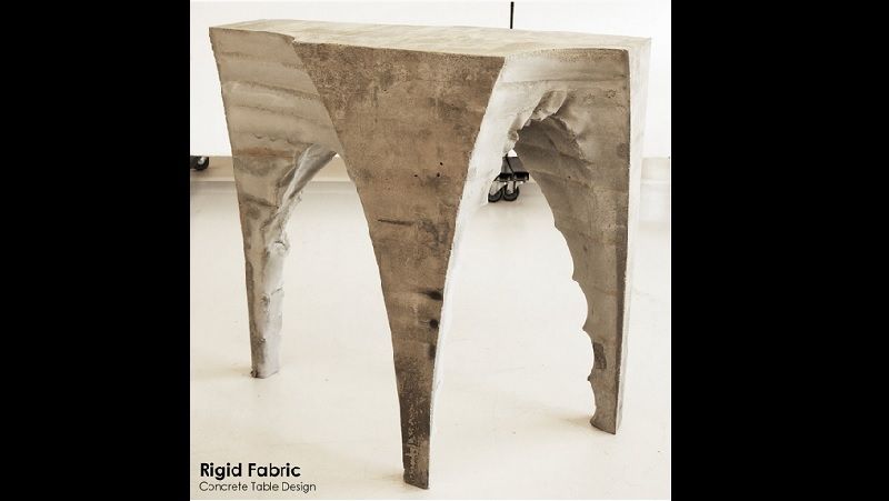 Autorem betonového stolku nazvaného Rigid Fabric je Tiang Yi
z Hongkongu.