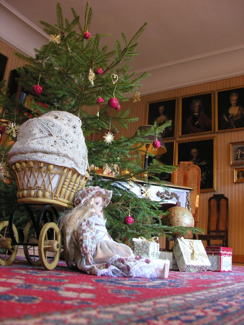 Od konce listopadu je zámecká expozice vyzdobena vánočními dekoracemi, v sálech a komnatách nechybějí stromečky, zvonky, vánoční pečivo ani betlémy