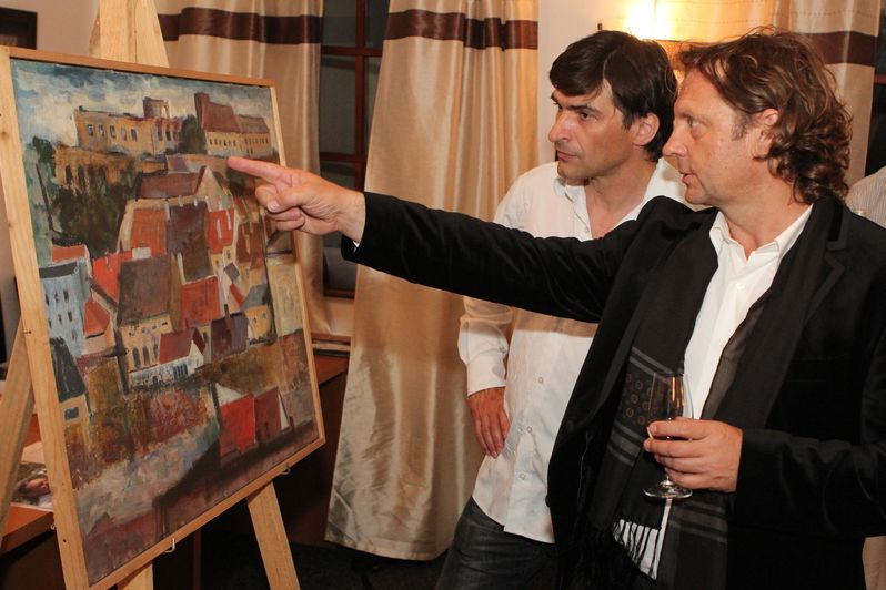 Starosta Mikulova Rostislav Koštial ukazuje obraz Zdeňku Podhůrskému.