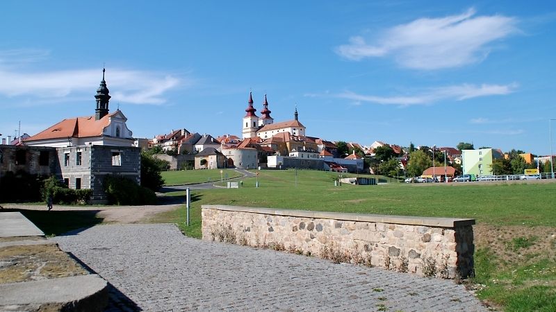 Pohled na část Špitálského předměstí se siluetou historické části města.