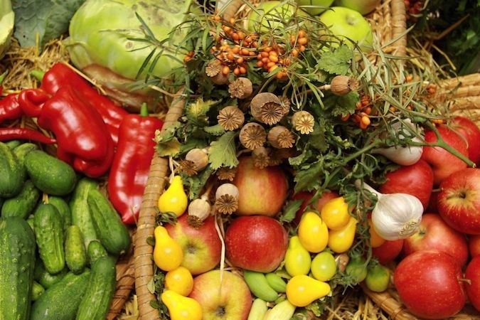 Čerstvé ovoce a zelenina obsahují vitamín C a další zdraví prospěšné látky. Ty obsahuje třeba slupka ovoce nebo jeho dužina.