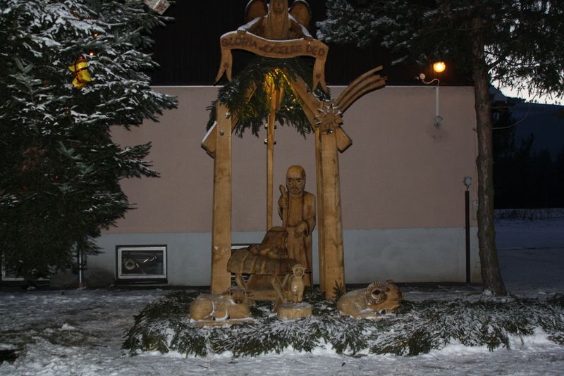 Dřevěný betlém v životní velikosti, jehož autorem je Jan Rázek  z Javornice. 