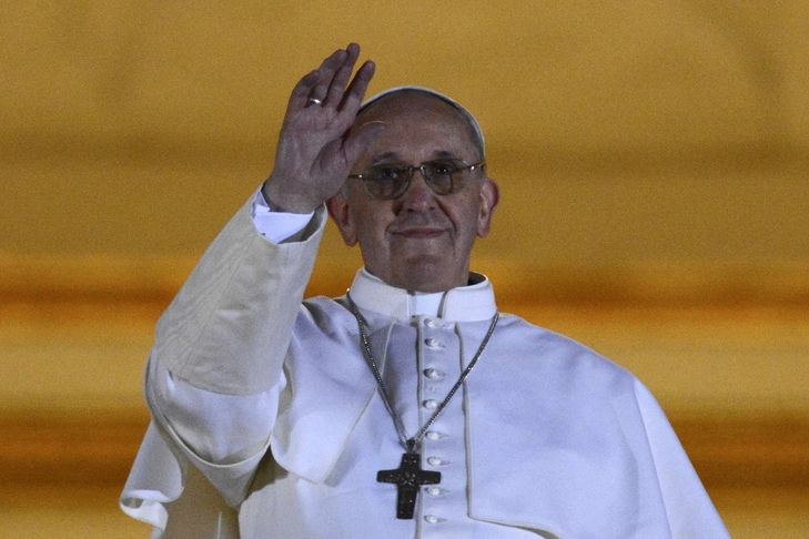 Nově zvolený papež Jorge Mario Bergoglio pozdravil tisíce věřících z balkónu baziliky svatého Petra.