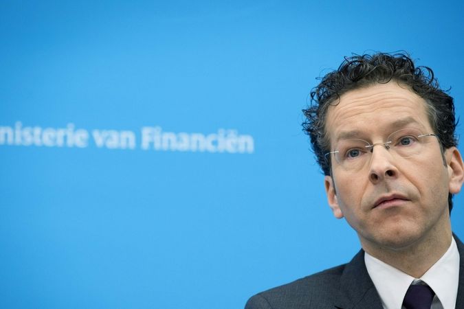 Nizozemský ministr financí Jeroen Dijsselbloem oznamuje znárodnění banky SNS Reaal. 
