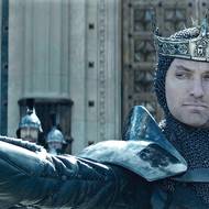 Jako nelítostný vládce Vortigern v dobrodružné fantasy Král Artuš: Legenda o meči (2017, režie Guy Ritchie)