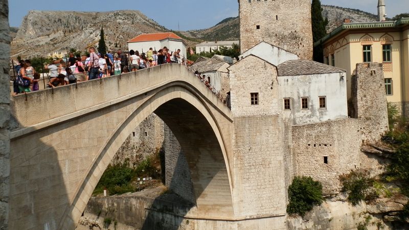 Turista v Mostaru skočil z vysokého mostu. Od zachránců pak dostal pěstí
