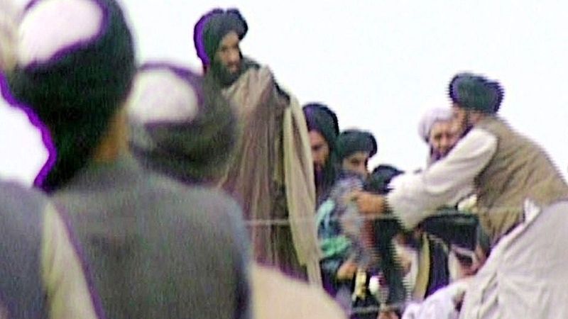 Mulla Umar (uprostřed)