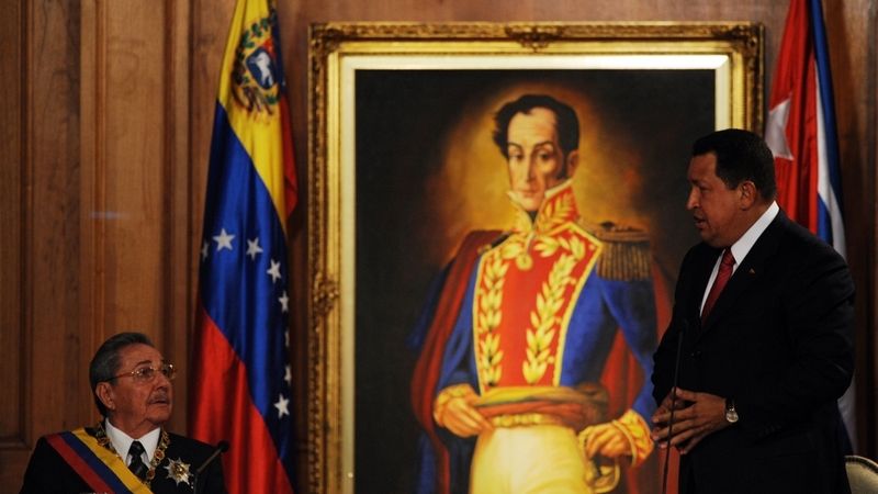 Chávez u Bolívarova obrazu v prezidentském paláci Miraflores