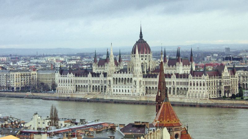 Jednou z dominant města je budova parlamentu z přelomu devatenáctého a dvacátého století. 