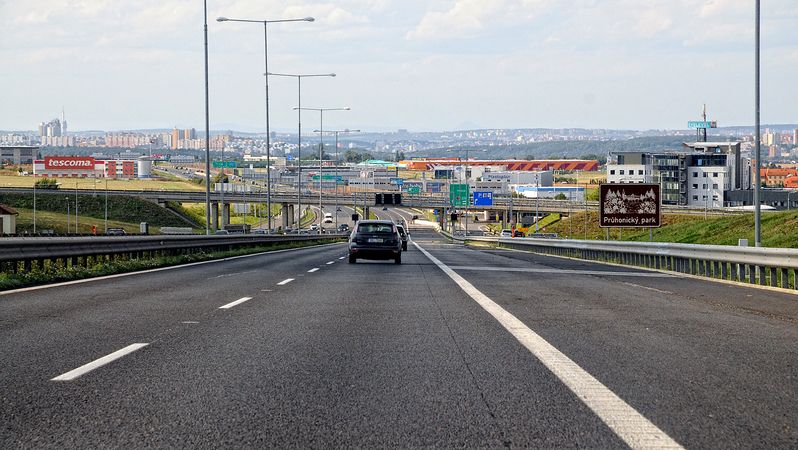 Elektromobily mají platit za dálnice jako ostatní. Návrh je v připomínkovém řízení