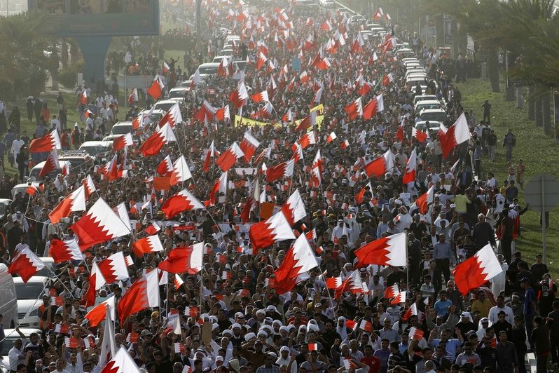 ÚTERÝ: Ulicemi bahrajnské Manámy se valily desetitisíce protivládních demonstrantů. Nepokoje Bahrajnem zmítají přes týden.