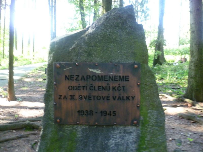 Pomníček na Andrlově chlumu pod turistickou chatou Hvězda věnovaný
obětem německé okupace z řad členů turistického oddílu.