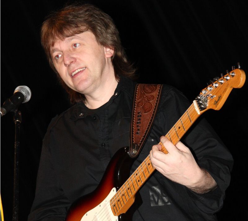 Kytarista, skladatel, aranžér a hudební producent Charlie Blažek.