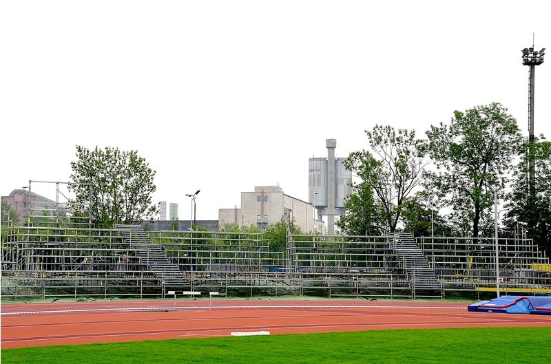 Městský stadion Ostrava. Stavba severní mobilní tribuny pro 3500 stojících diváků. 7.6.2013