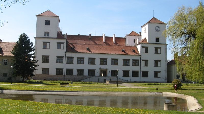 Zámek v Bučovicích je unikátní ukázkou renesančního stavitelství u nás