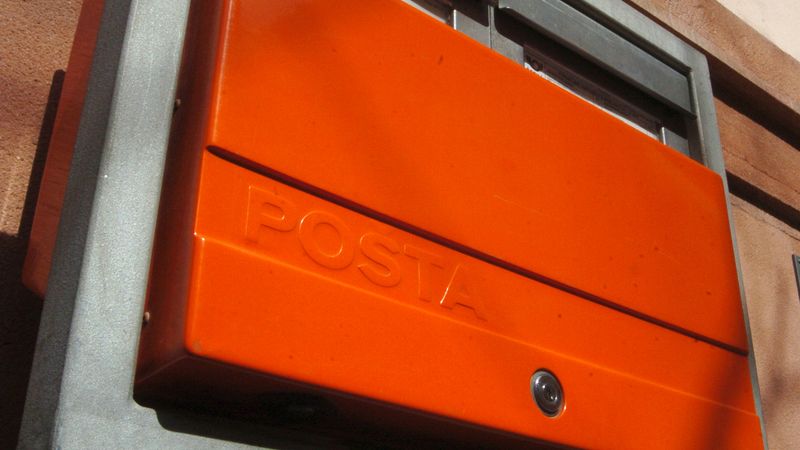 Poslat dopis je u nás dražší než v Německu. Česká pošta prodělává i na balících