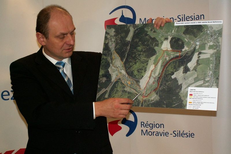 Ministr Gandalovič ukazuje žlutě vyznačené hranice velké přehrady  a nakonec zvoleného menšího vodního díla (červená čára).
