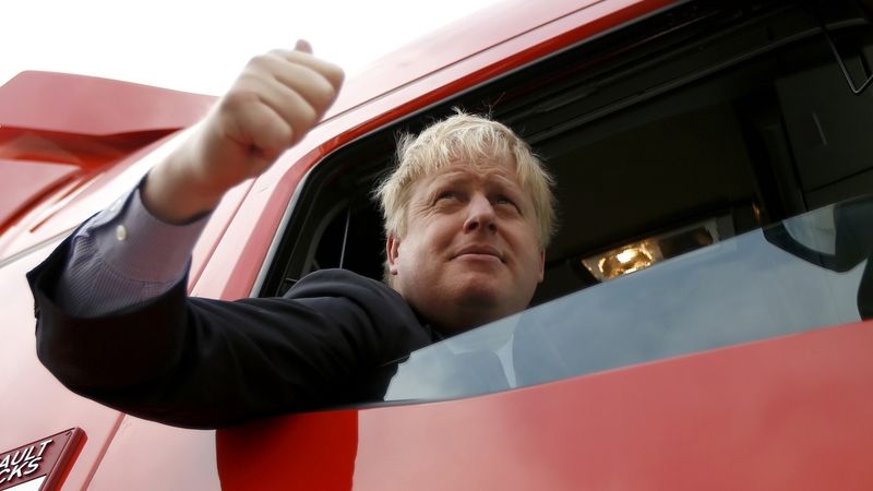 Londýnský starosta Boris Johnson v kabině nákladního automobilu s hesly podporujícími odchod Británie z Unie