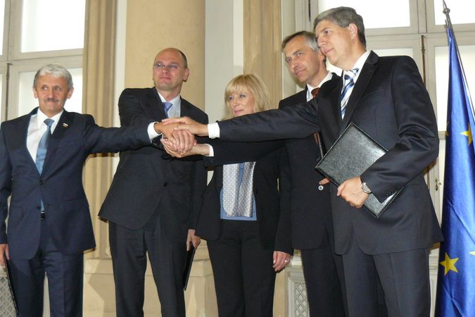 Zástupci slovenských pravicových a středových stran po podpisu koaliční smlouvy. Zleva Mikuláš Dzurinda (SDKU), Richard Sulík (SaS), Iveta Radičová (SDKU), Ján Figeľ (KDH) a Béla Bugár (Most - Híd). 