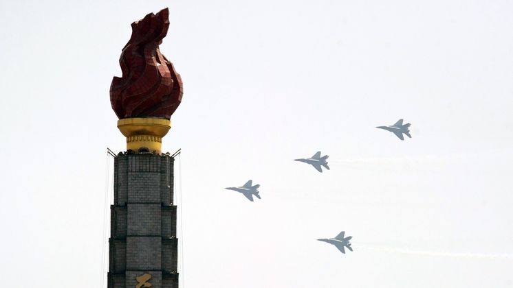 Severokorejská vojenská letadla nad věží čučche v Pchjongjangu