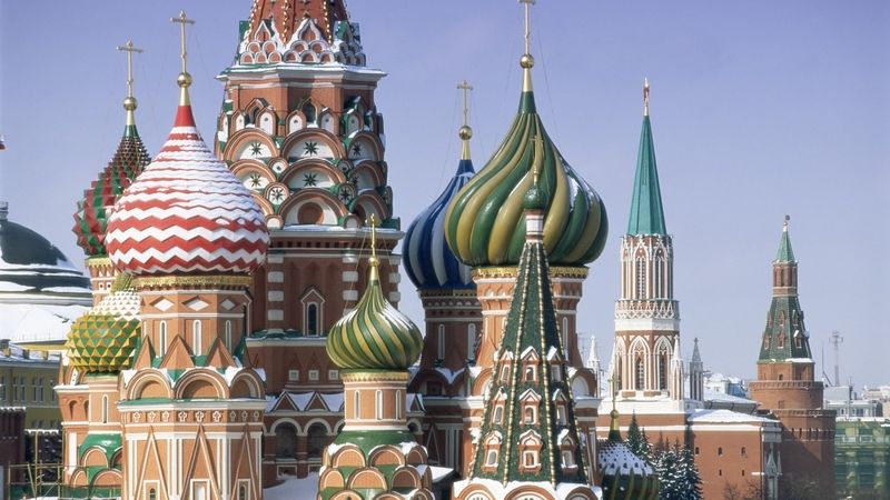 Chrám Vasila Blaženého s Kremlem v pozadí v Moskvě