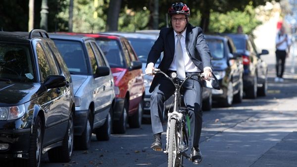 Předseda zelených Ondřej Liška zamířil na schůzku s premiérem Janem Fischerem na kole.