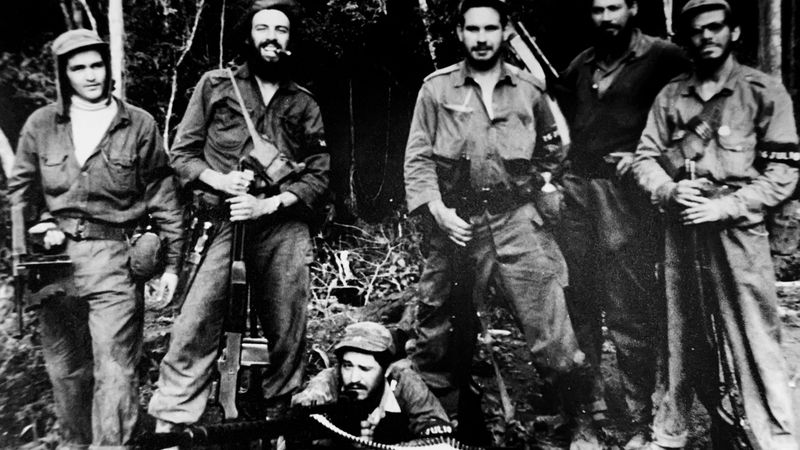Z leva: Camilo Cienfuegos (druhý), Fidel Castro, Raúl Castro and Ernesto Che Guevara v roce 1958