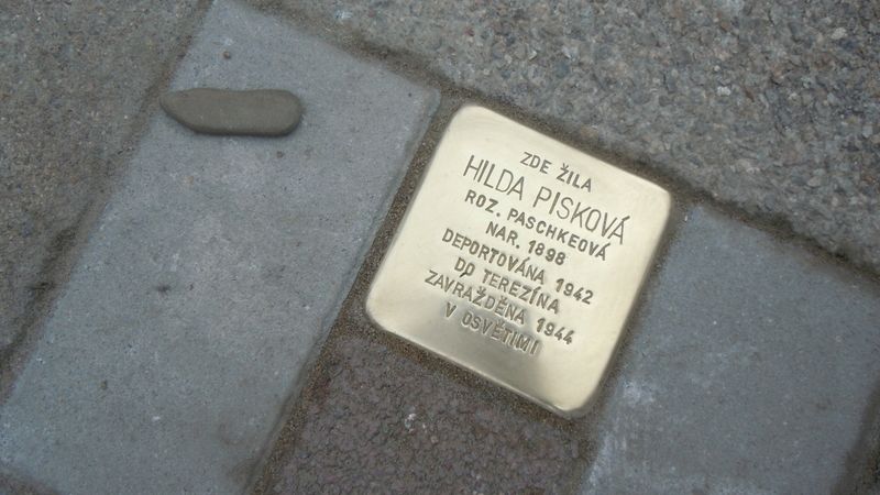 Pamětní kostka usazená do dlažby chodníku před dům, v němž žila Hilda Pisková, deportovaná do Terezína