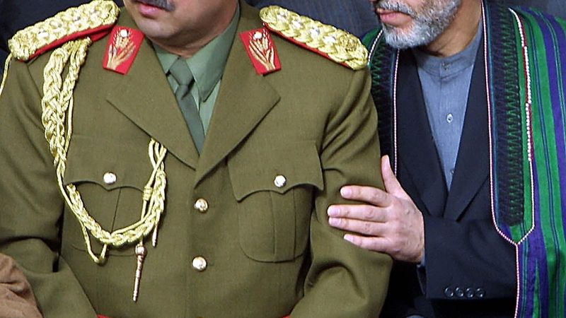 Abdul Rašíd Dostúm (vlevo) a současný prezident Hámid Karzáí