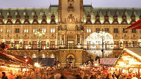 Největší z hamburských vánočních trhů se konají přímo před radnicí