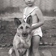 Tahle fotka je stará přes osmdesát let. Ale klukovsky otevřený pohled na svět se nezměnil.