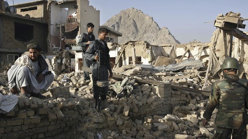 Afghánští vojáci na místě atentátu na jihu země