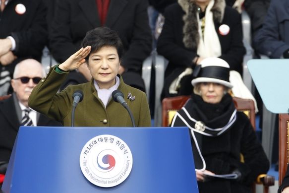 Jihokorejská prezidentka Pak Kun-hje salutuje při skládání slibu. 