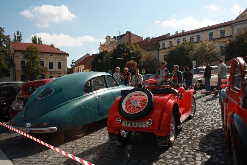 Výstava historických vozidel Historici v Roudnici je tradiční součástí akce a patří k největším v republice.
