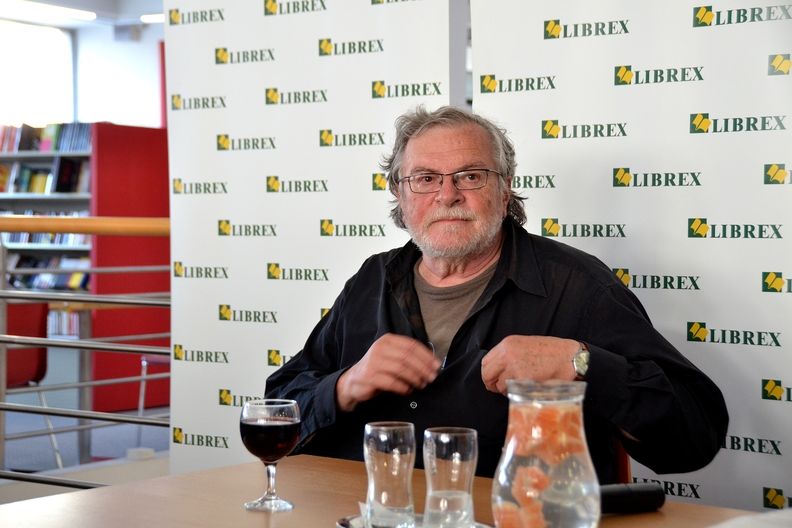 Jan Kačer, herec, režisér, spisovatel na besedě
v Domě knihy LIBREX v Ostravě.  16.6.2012