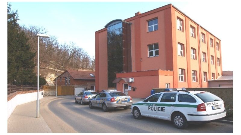 Podezřelý čeká v budově Obvodního oddělení PČR v Kralupech na rozhodnutí soudce, zda-li bude na svůj proces čekat ve vazební věznici nebo na svobodě?