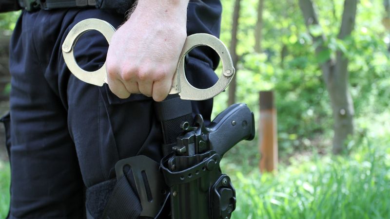 Vykrádal garáže, chaty, kůlny i zaparkované auto. Kriminálka po muži z Chebu šla měsíce, chytla ho přímo při činu