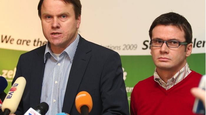 Šéf strany Martin Bursík a místopředseda Ondřej Liška oznamují vyloučení rebelů ze strany. 
