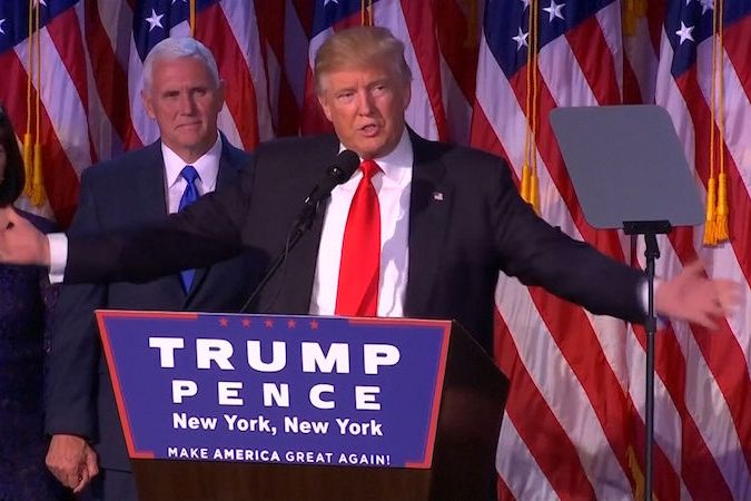 Budu prezidentem všech Američanů, slíbil v prvním projevu Trump