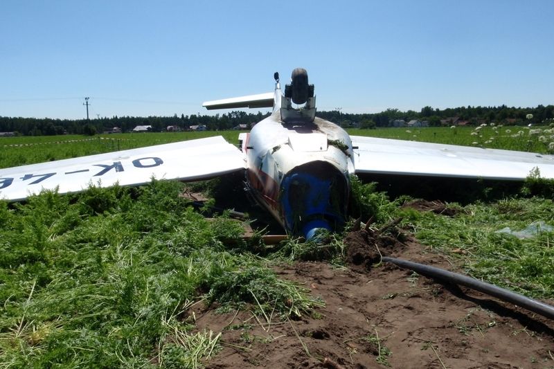 Pilot s kluzákem nezvládl přistání a spadl na letišti u Prostějova