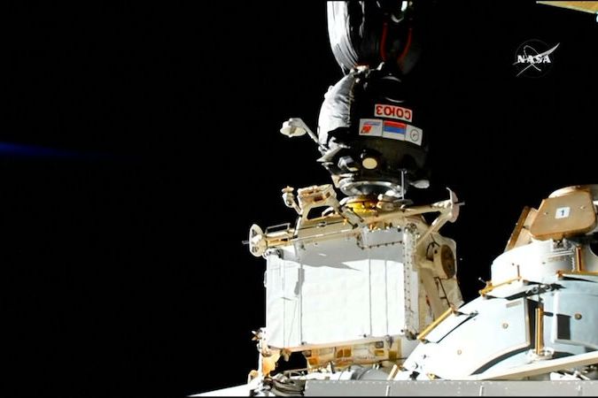BEZ KOMENTÁŘE: Kosmická loď Sojuz dokuje u ISS