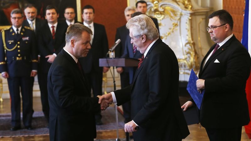 Prezident republiky Miloš Zeman jmenoval 29. ledna 2014 vládu Bohuslava Sobotky. Na snímku s ministrem zdravotnictví Svatoplukem Němečkem.