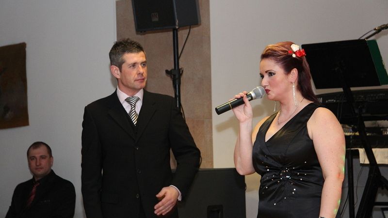 Ředitelka MKS Habartov, paní Petra Šístková zahajuje ples, po její levé straně Petr Martinák, jenž se ujal role moderátora večera