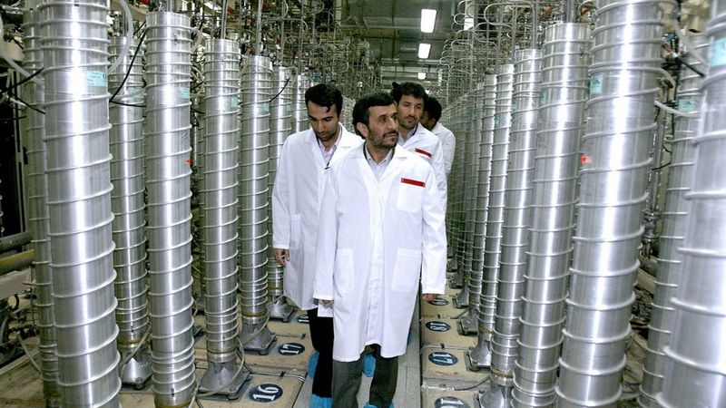 Íránský prezident Mahmúd Ahmadínežád si v Natanzu prohlíží centrifugy na obohacování uranu.